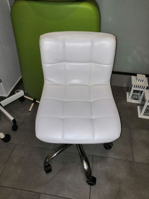 krzesło białe, ekoskóra, na kółkach, regulowana wysokość siedziska