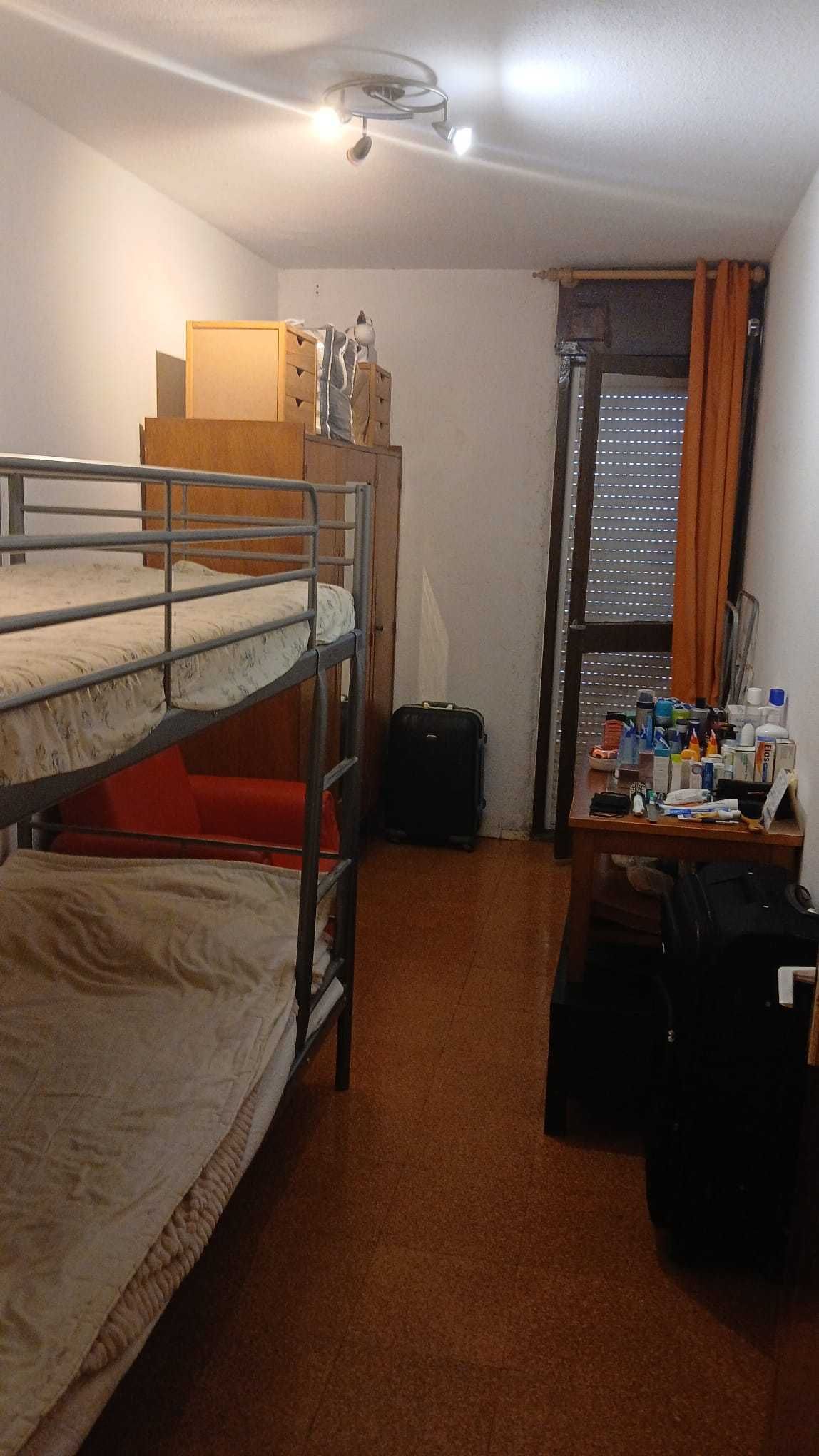 Alugo quarto  a sra