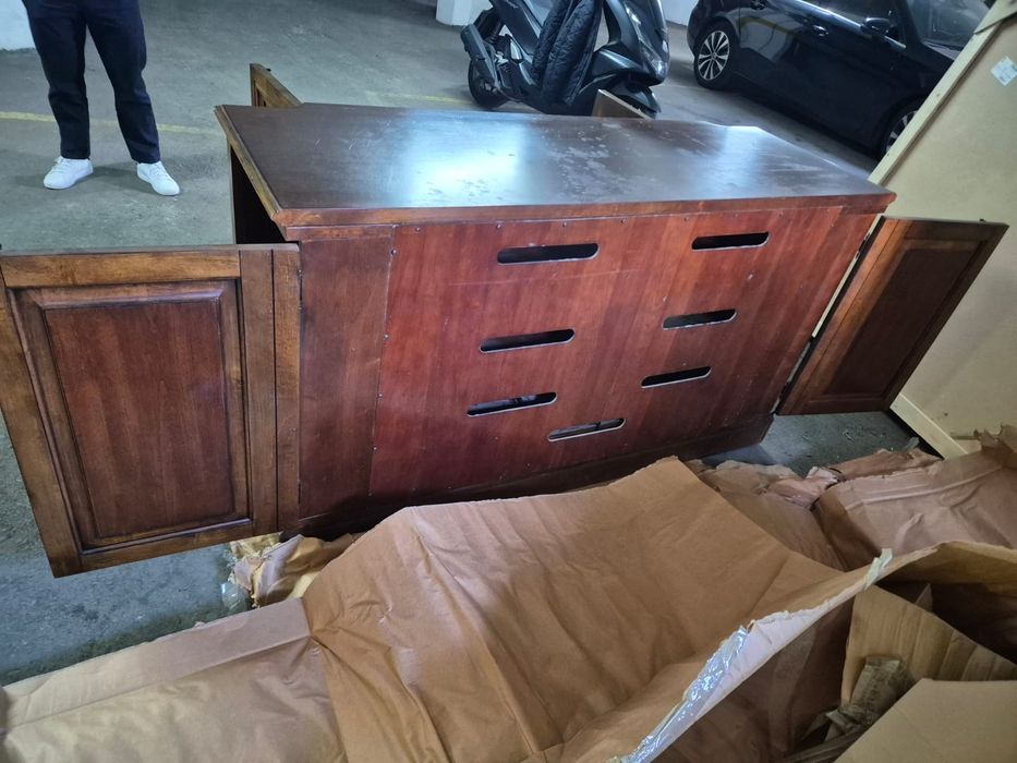 Estante em madeira rosa