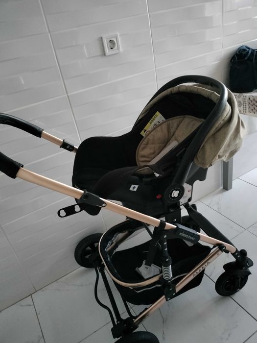 Carrinho de bebê em bom estado