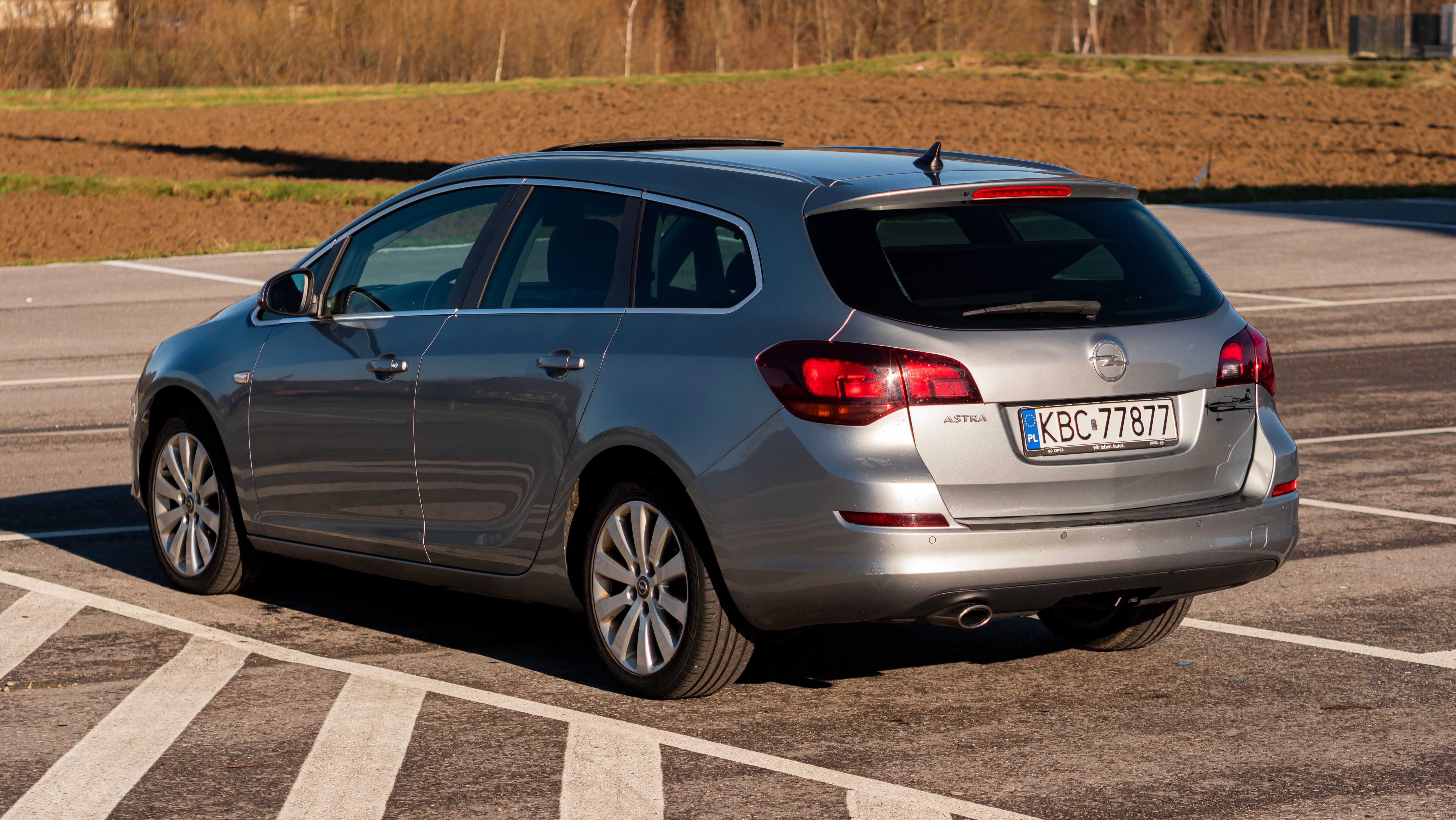 Opel Astra J Sports Tourer 2.0 CDTI Cosmo Lekko uszkodzony