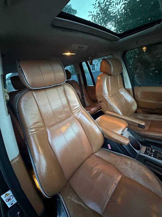 Рендж ровер на ходу розмитнений.