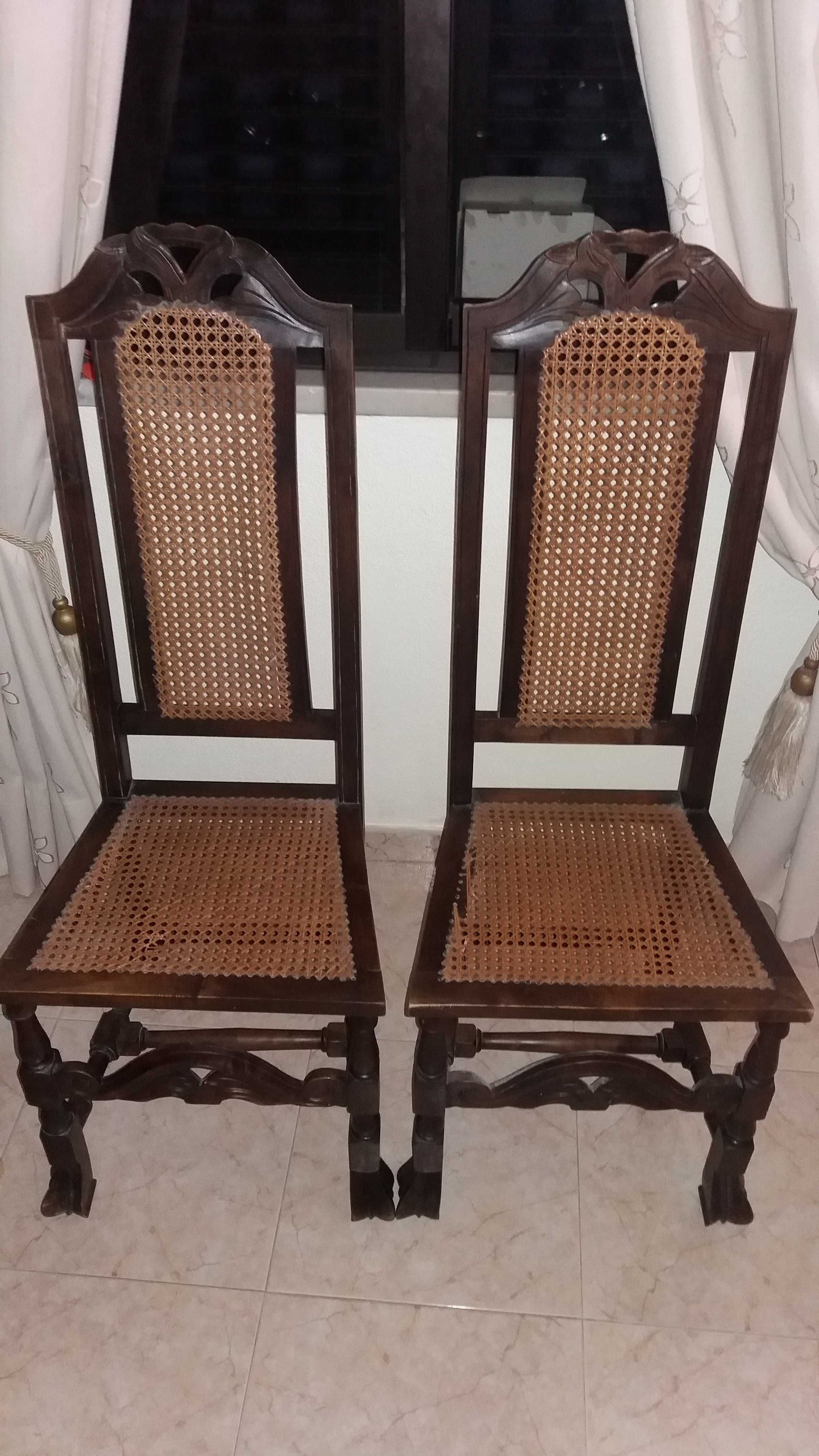 Cadeiras de madeira com palhinhas