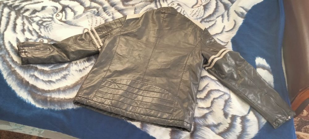 Курточка кожзам байкерская практически новая