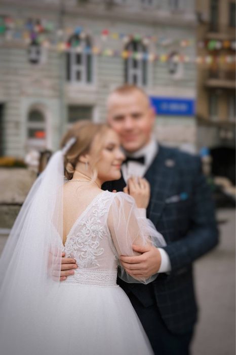Весільна сукня зі шлейфом + подарунок