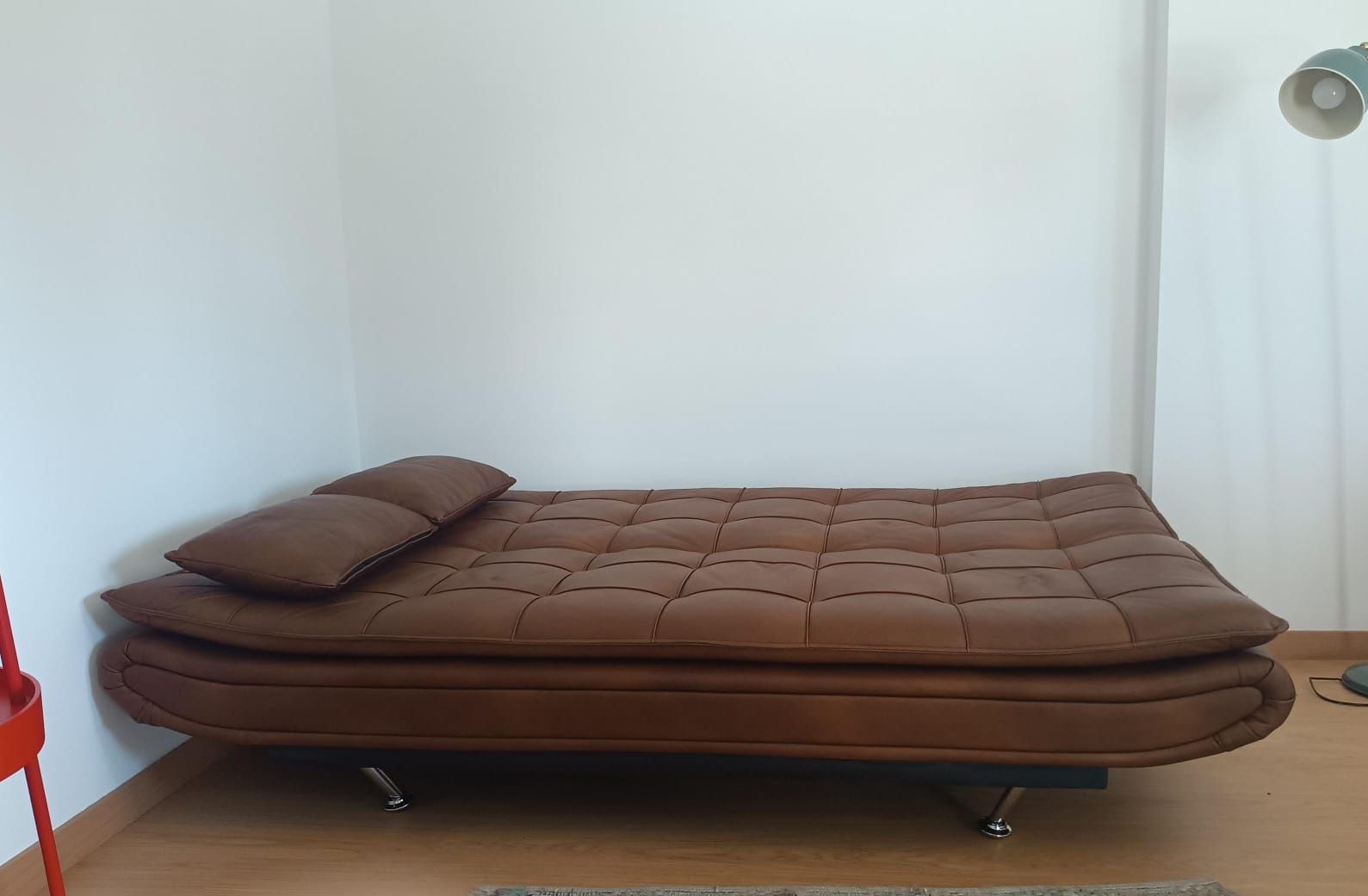 Sofá em pele castanho