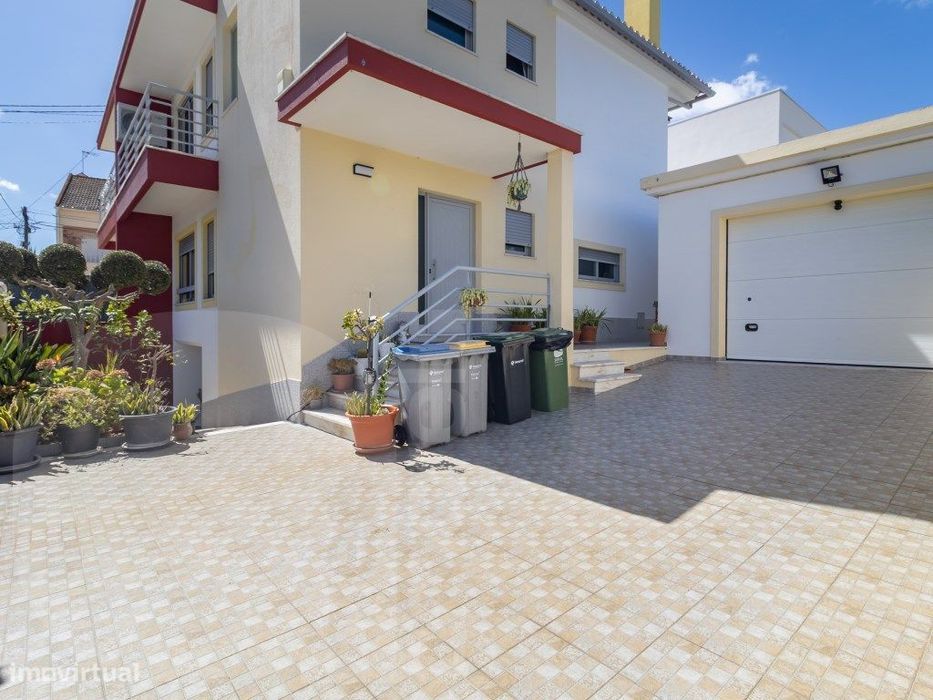 Moradia recente T3 | com Cave, Garagem e Espaço Exterior | Cavaquin...