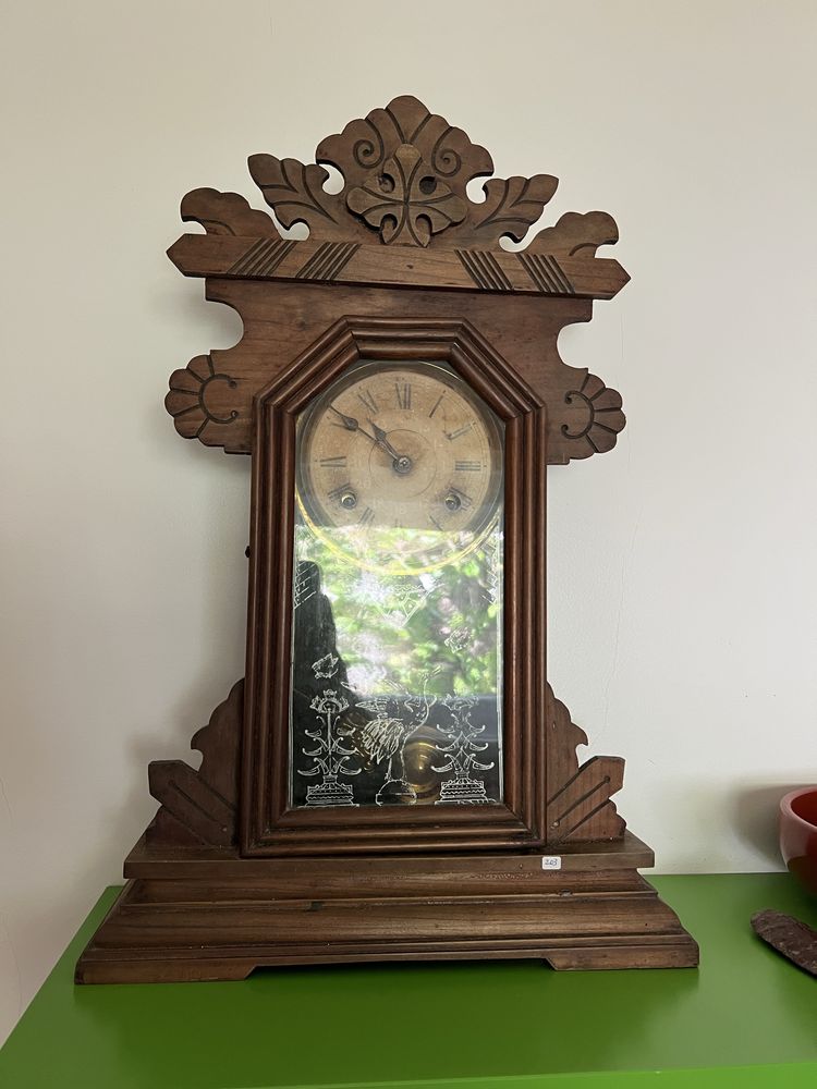 Relógio de mesa antigo com corda partida