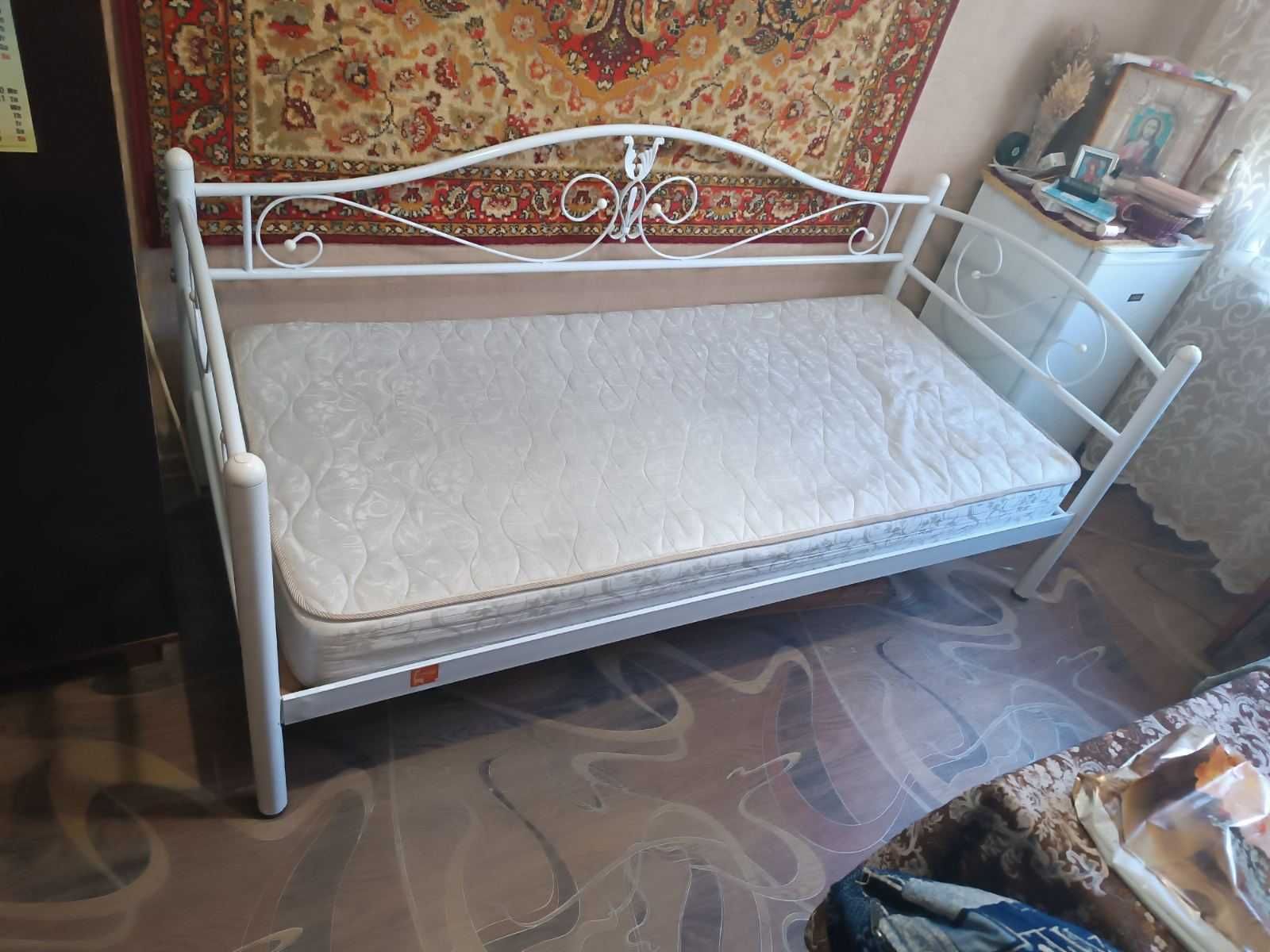 Ліжко з матрацом