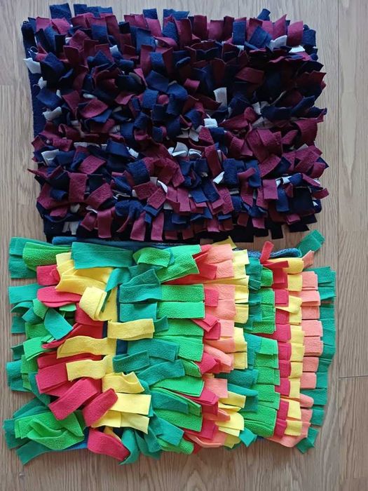 2 smycze, obroża, 2 maty węchowe, 1 do lizania, 4 szarpaki, zabawka