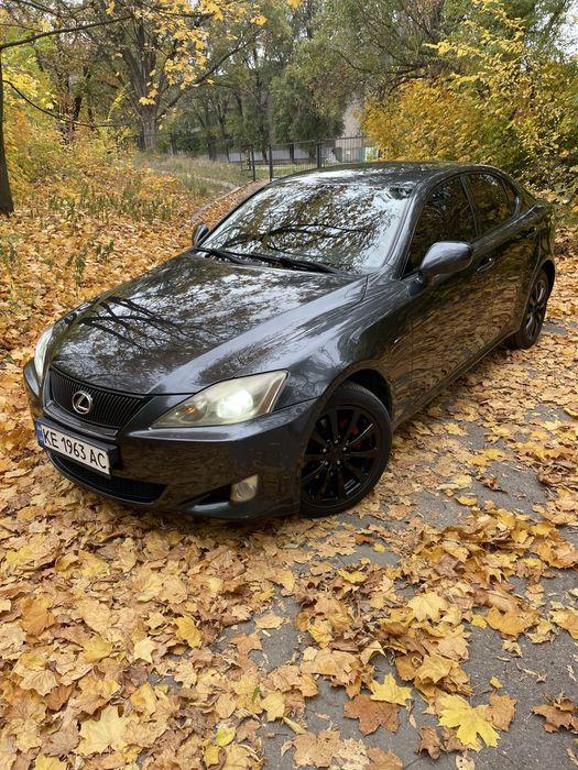 Продаю власне авто Lexus is 220d