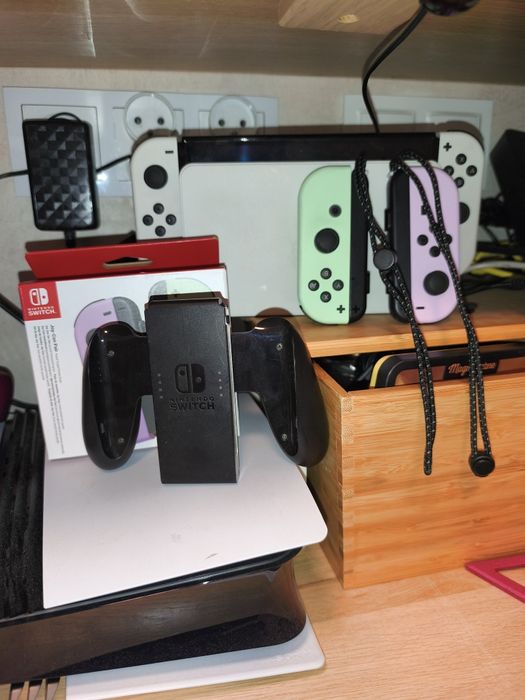 Nintendo SWITCH OLED plus dodatkowe joycon