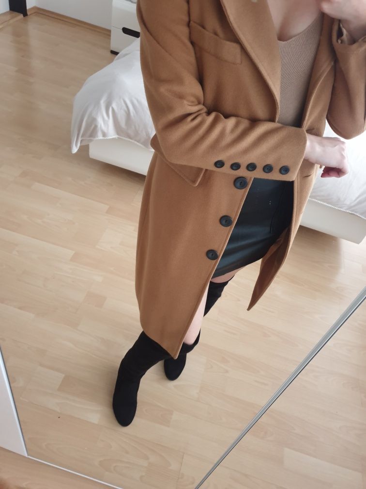 Nowy płaszcz La Perla czarne guziki długi elegancki camel