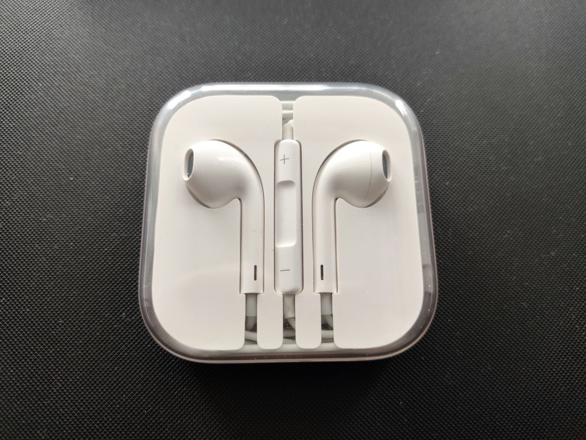 Apple iPhone EarPods with Mic (3.5mm Plug) (MNHF2ZM/A)