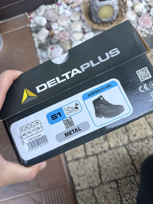 Buty robocze marki deltaplus w rozmiarze 44