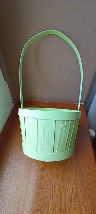 Koszyk zielony z długą rączką.