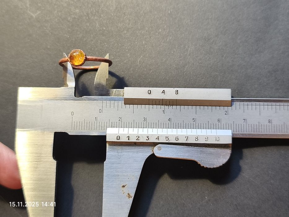 Pierścionek miedziany z małym kamieniem słonecznym, średnica  19 mm.