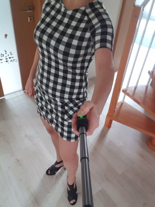 Sukienka w kratkę czarno biała