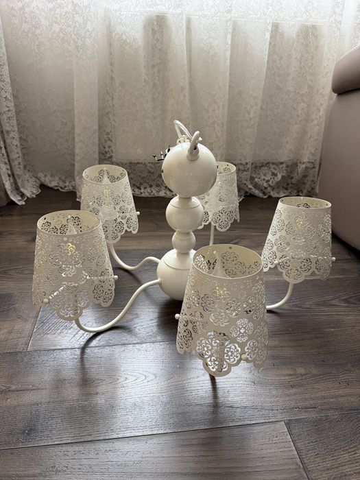 Стильна біла люстра з ажурними металевими абажурами на 5 плафонів.