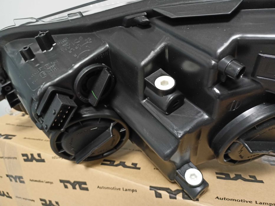 Opel Insignia 08-13 Lampa/Reflektor przód prawy. H7/H1