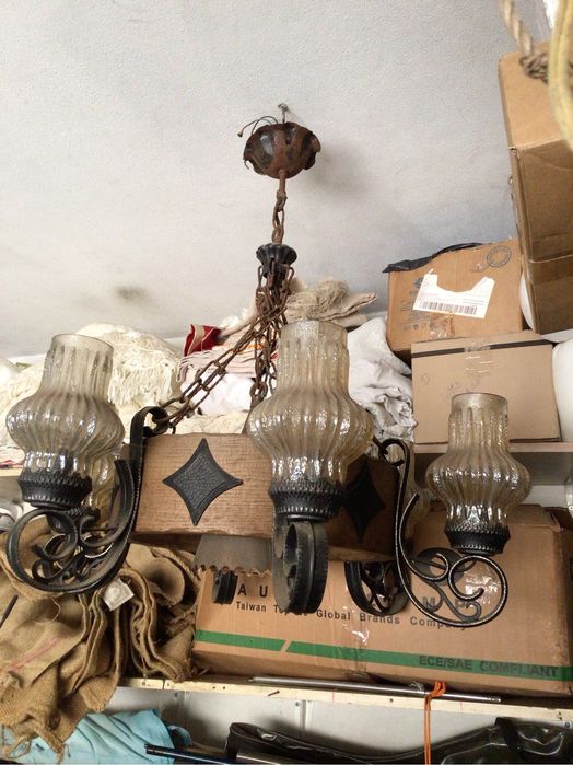 2 candeeiros de teto antigos de ferro ,VINTAGE, de 4 e 5 lampadas