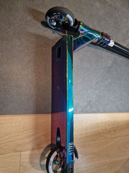 Hulajnoga  Wyczynowa Nkd RALLY V4 XS TĘCZOWA WYS.73 CM