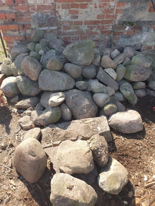 Duży kamień polny otoczak