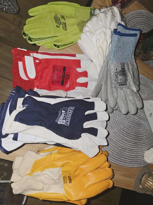 Okazja! 25 par rękawic, cena 2 zł sztuka.Polecam.