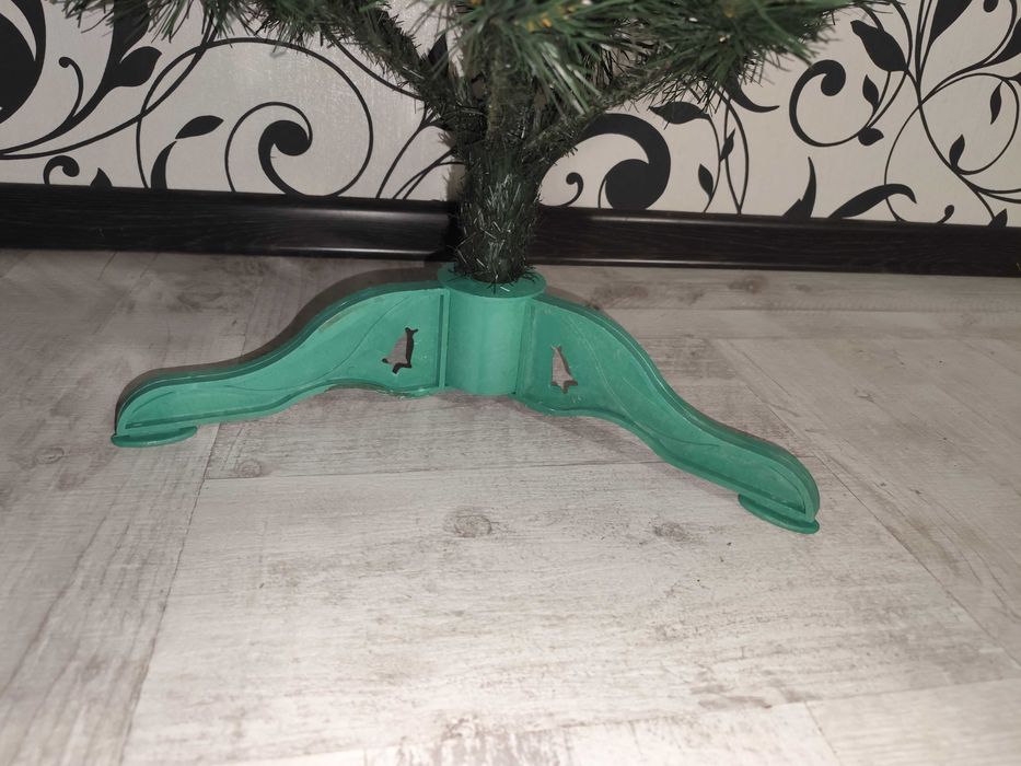 Затишна ялинка з засніженими кінчиками. Ідеальний стан!