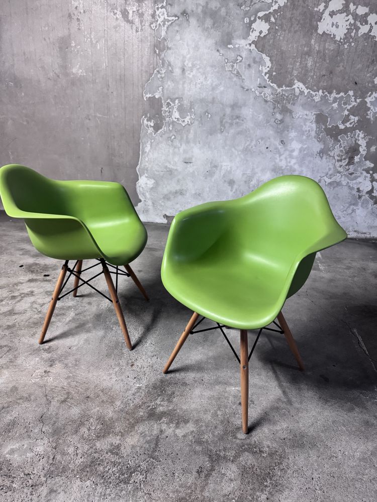 Cadeira com braços Charles Eames. Ótimo estado.