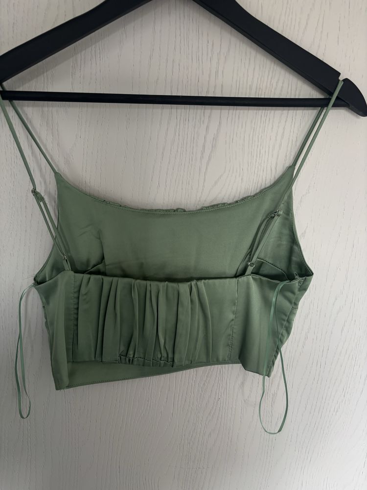 Oliwkowy croptop na ramiaczkach w bardzo dobrym stanie uniwersalny