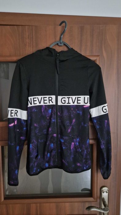 Sportowa bluza z kapturem Never give up 146/152 cm