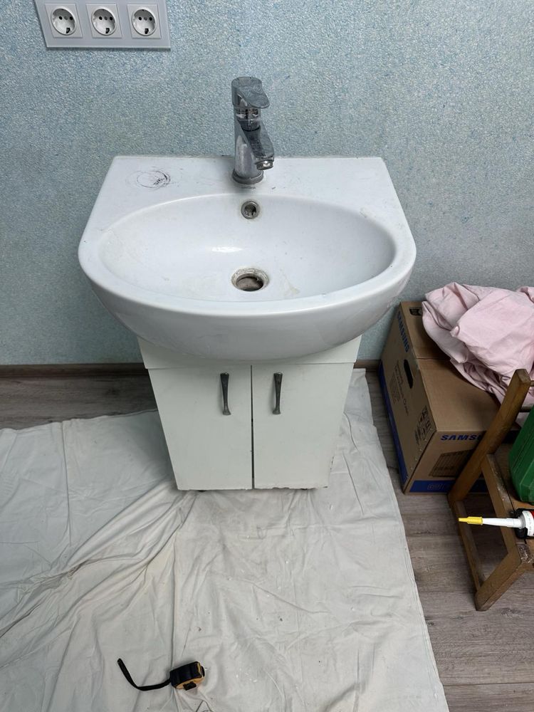 Умивальник з тумбою та краном