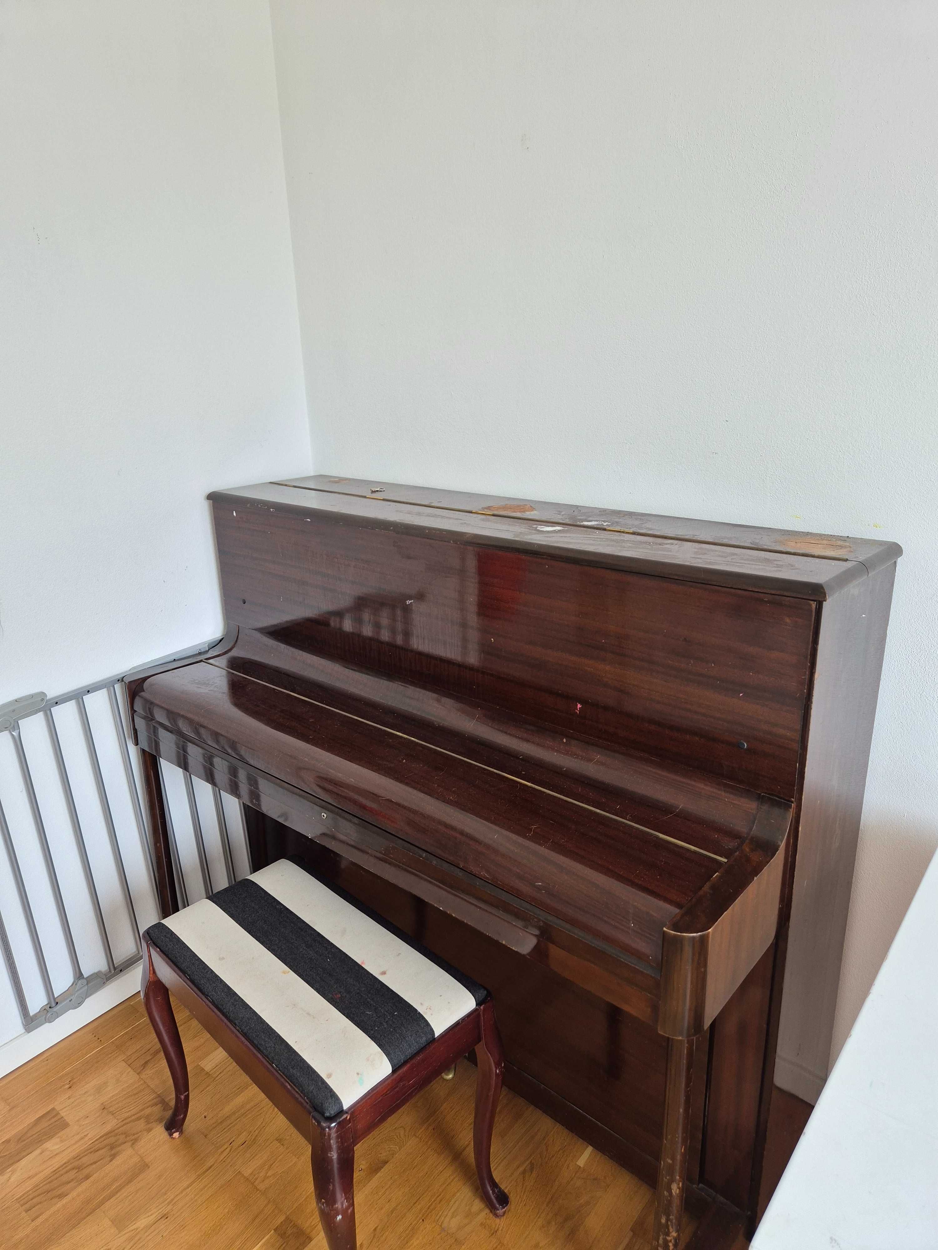 Stół rozkladany, 12 krzeseł, pianino