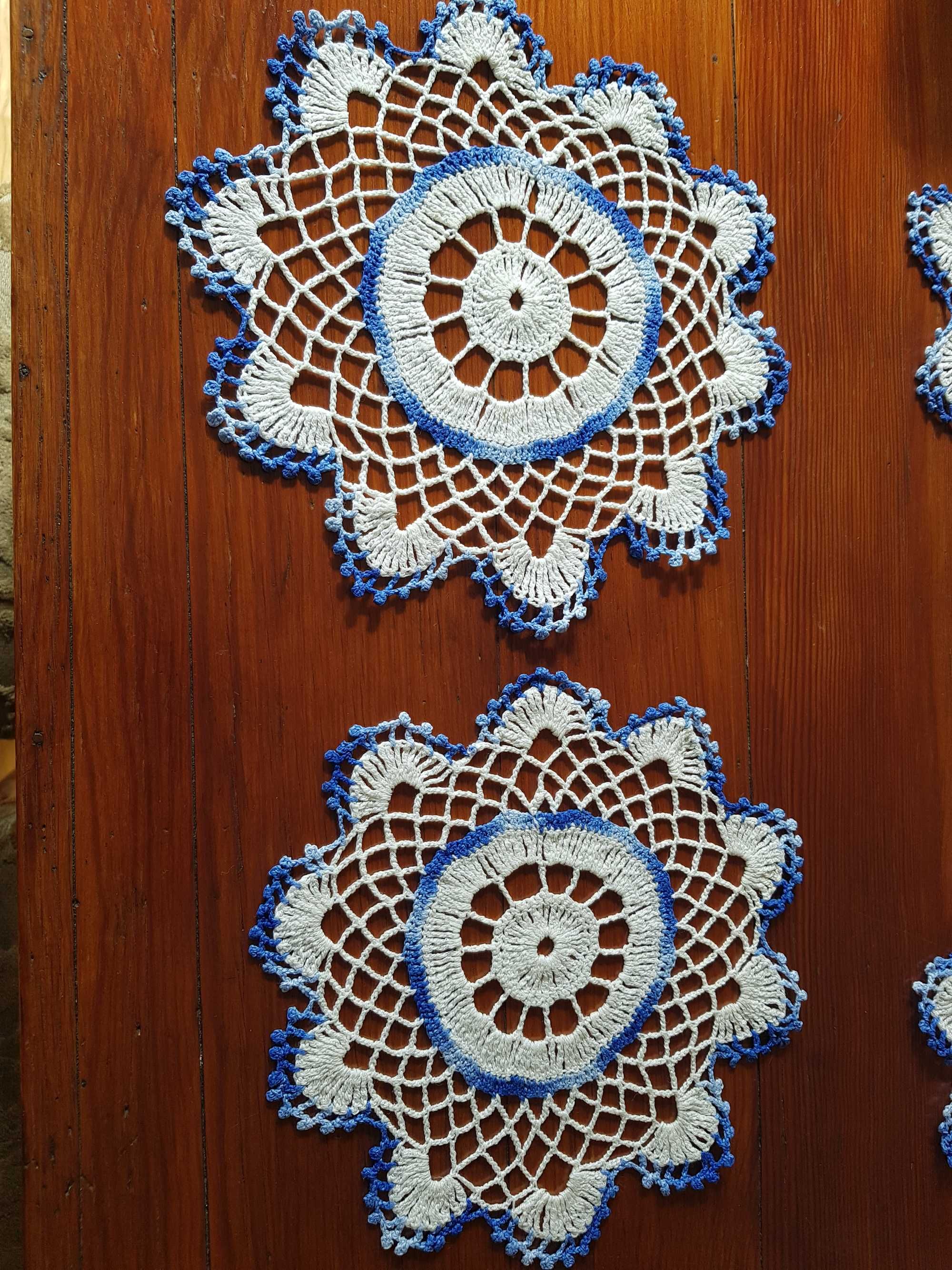Serwetki białe szydełkowe ręcznie robione w kolorze biało-niebieskim