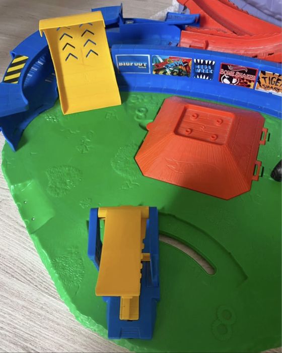 Duza baza hot wheels monster truck