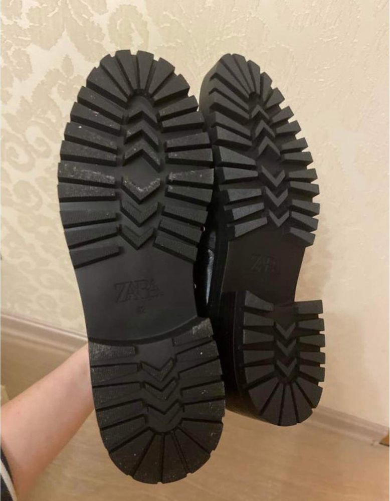 Шкіряні чоботи zara берци черевики на тракторній підошві з заклепками