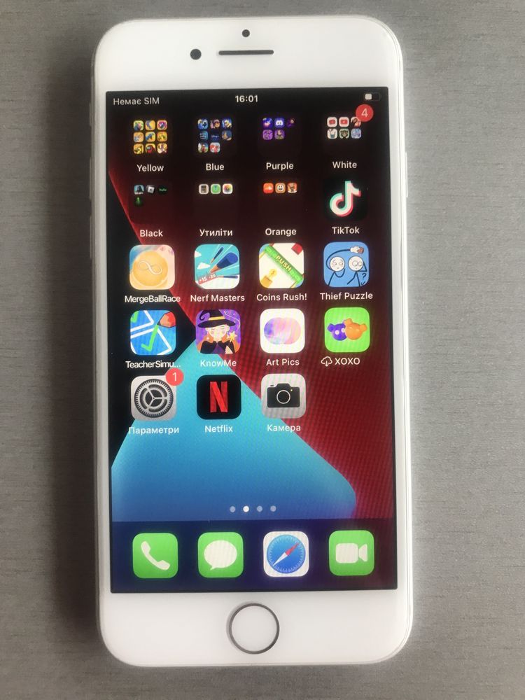 Iphone 8/64GB з Netflix та багатьма купленими Іграми