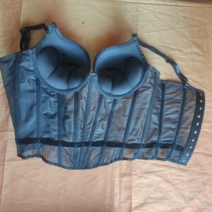 До Гелловіну. Напівпрозорий чорний корсет