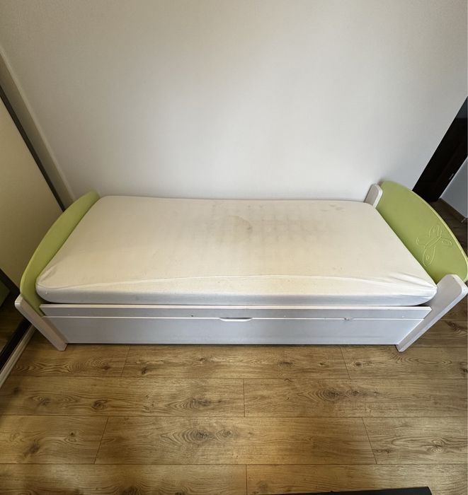 Drewniane łóżko jednoosobowe 90x200 z pojemnikiem na posciel