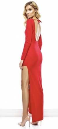 Długa czerwona sukienka z rozporkiem i wycięciem na plecach