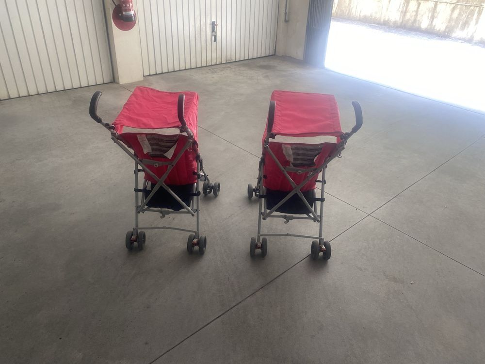 Dois carrinhos de bebé em bom estado .