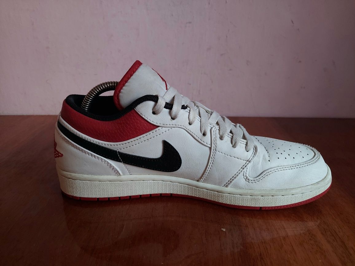 Кроссовки фірми air Jordan оригінал 

Розмір по бірці:
Us 9 UK 8 EUR 4