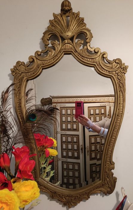 Espelho com moldura dourada