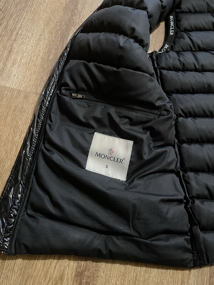 Жилетка Moncler ..