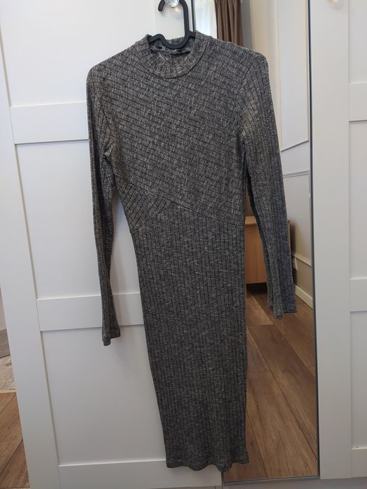 Sukienka midi dzianinowa dopasowana