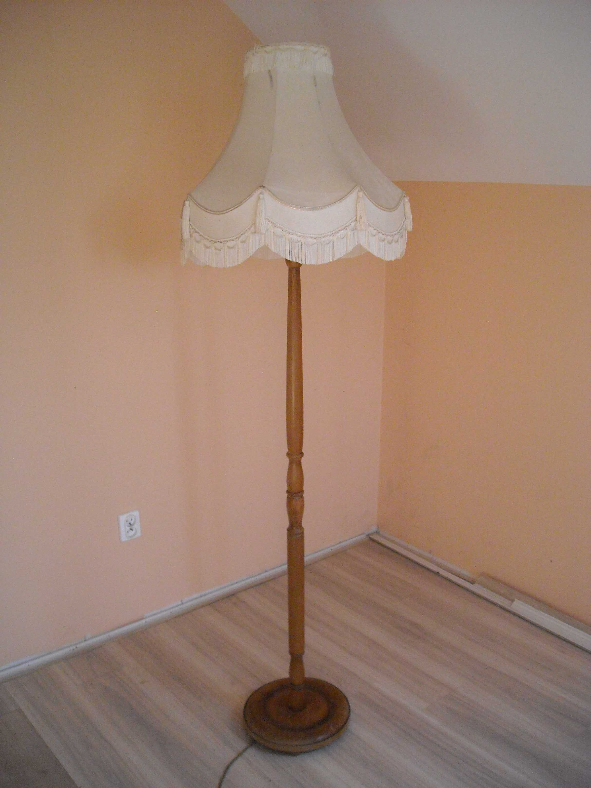 lampa drewniana stojąca z kloszem