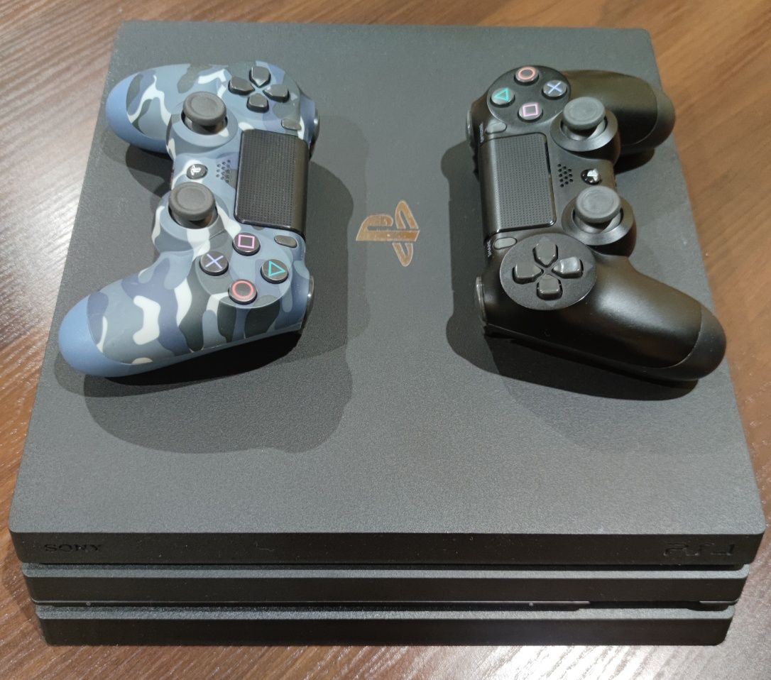 Konsola Playstation 4 Pro 1 TB + dwa pady