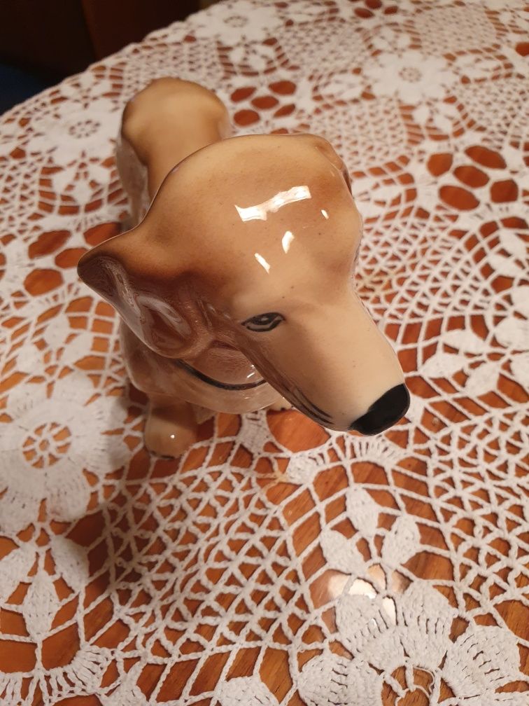 porcelana, figurka psa jamnik sygnowana Chodzież
