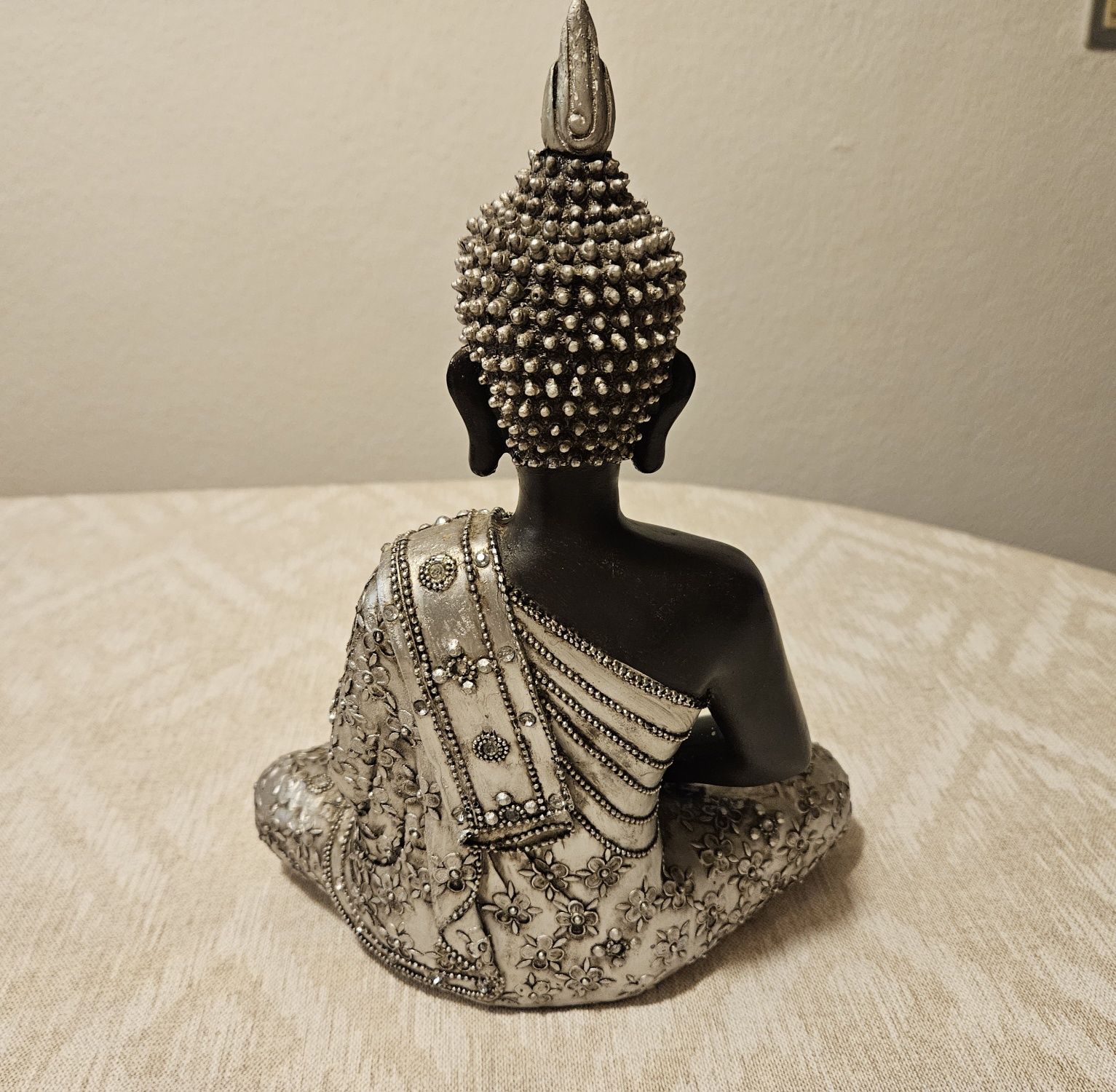 Buda preteado com brilhantes
